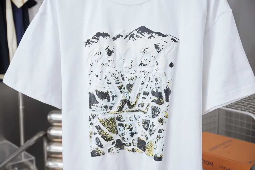 🅿️170 1V 25SS early spring new style Three-dimensional foamed peak short sleeves Light luxury essential item for daily commuting for men and women Correct version Welcome to compare Detailed features · 320g 100% pure cotton double yarn jersey fabric · Special thickened 32 pieces of double-strand 1X1 thread in the same cylinder custom dyeing · Three-dimensional foamed colorful mountain peak printing · Double-needle stitching cross-stitching process · Original main mark, washed tag, brand moisture-proof paper packaging Color: White Size: S/M/L/XL